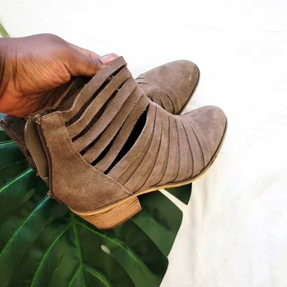 Carlos Santana Vanna cutout booties - Picture 7 of 15